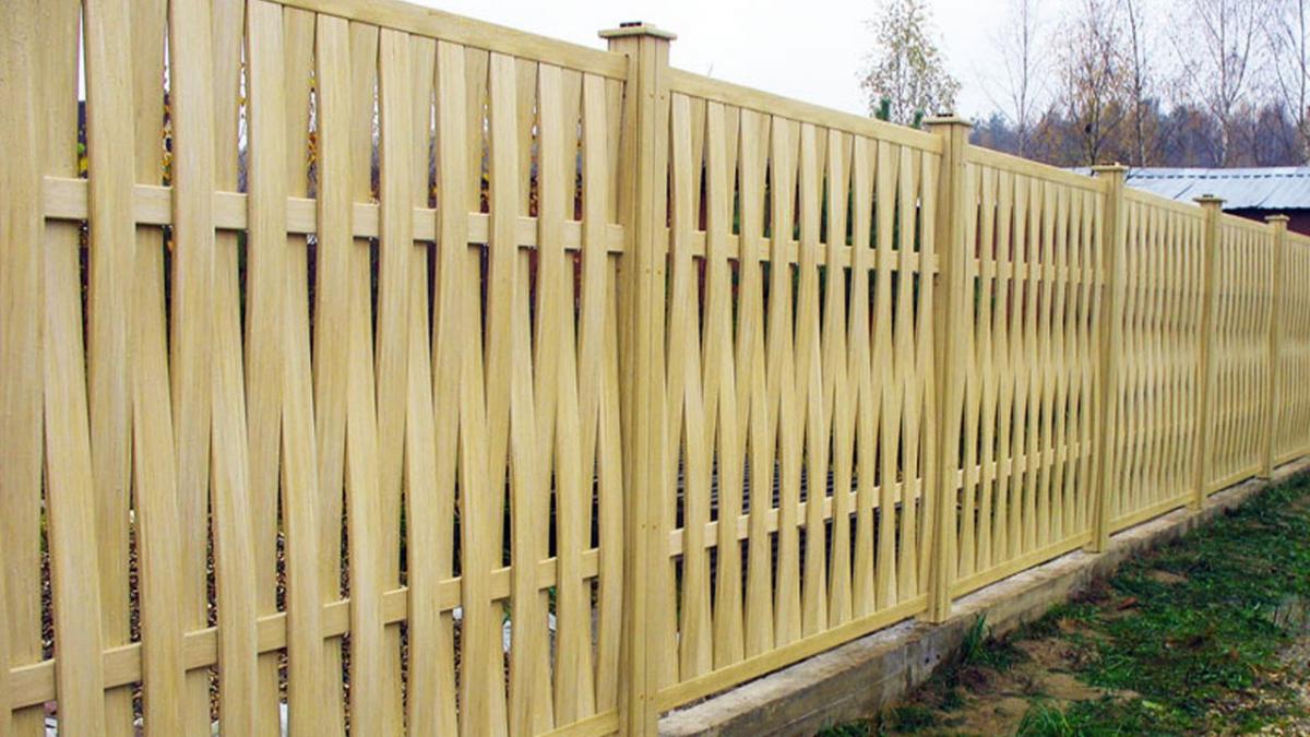 Деревянный забор на фундаменте