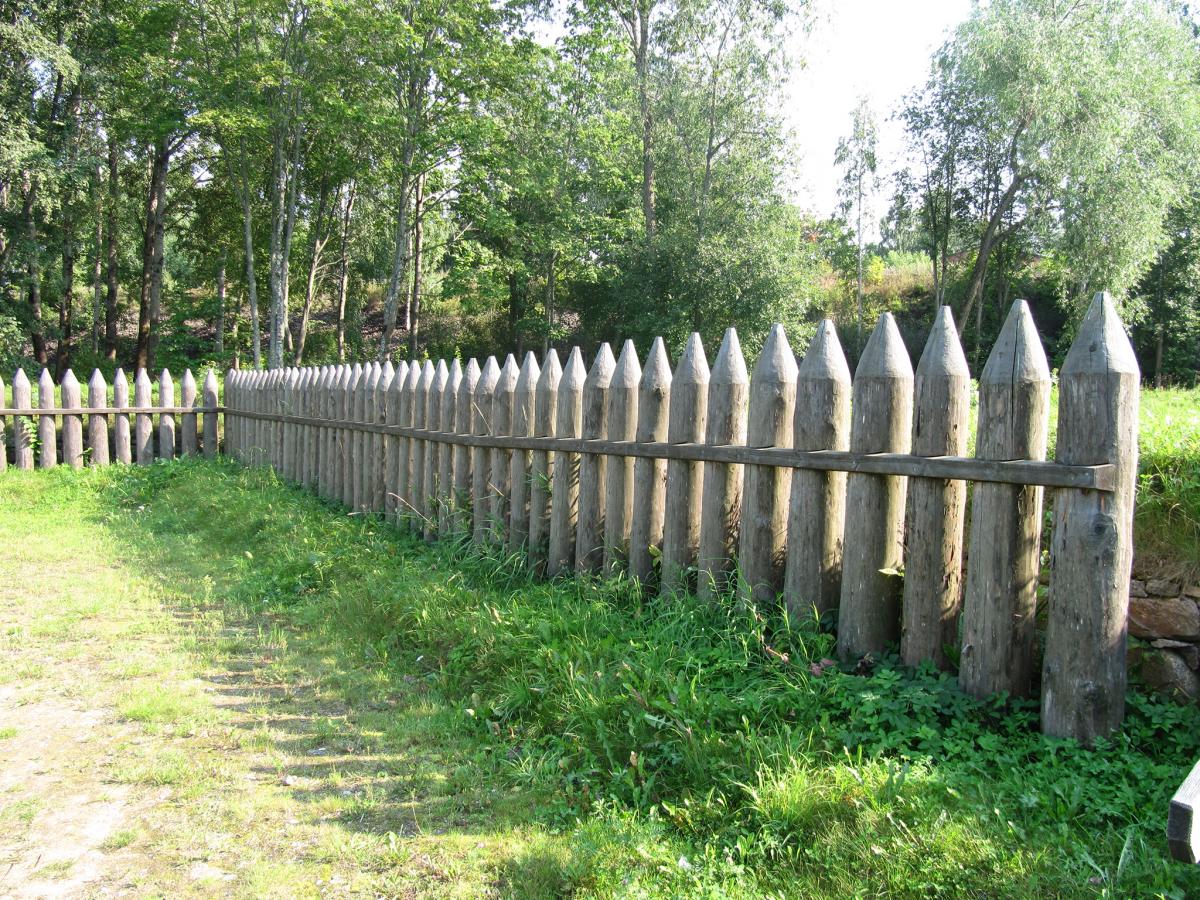Деревянный забор частокол